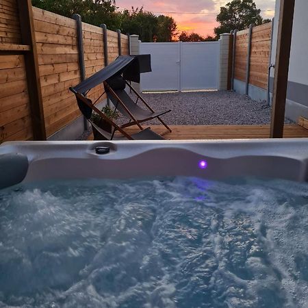 A Fleur De Spa : Maison Chaleureuse Avec Spa Privatif Et Billard. Coulogne Exterior foto